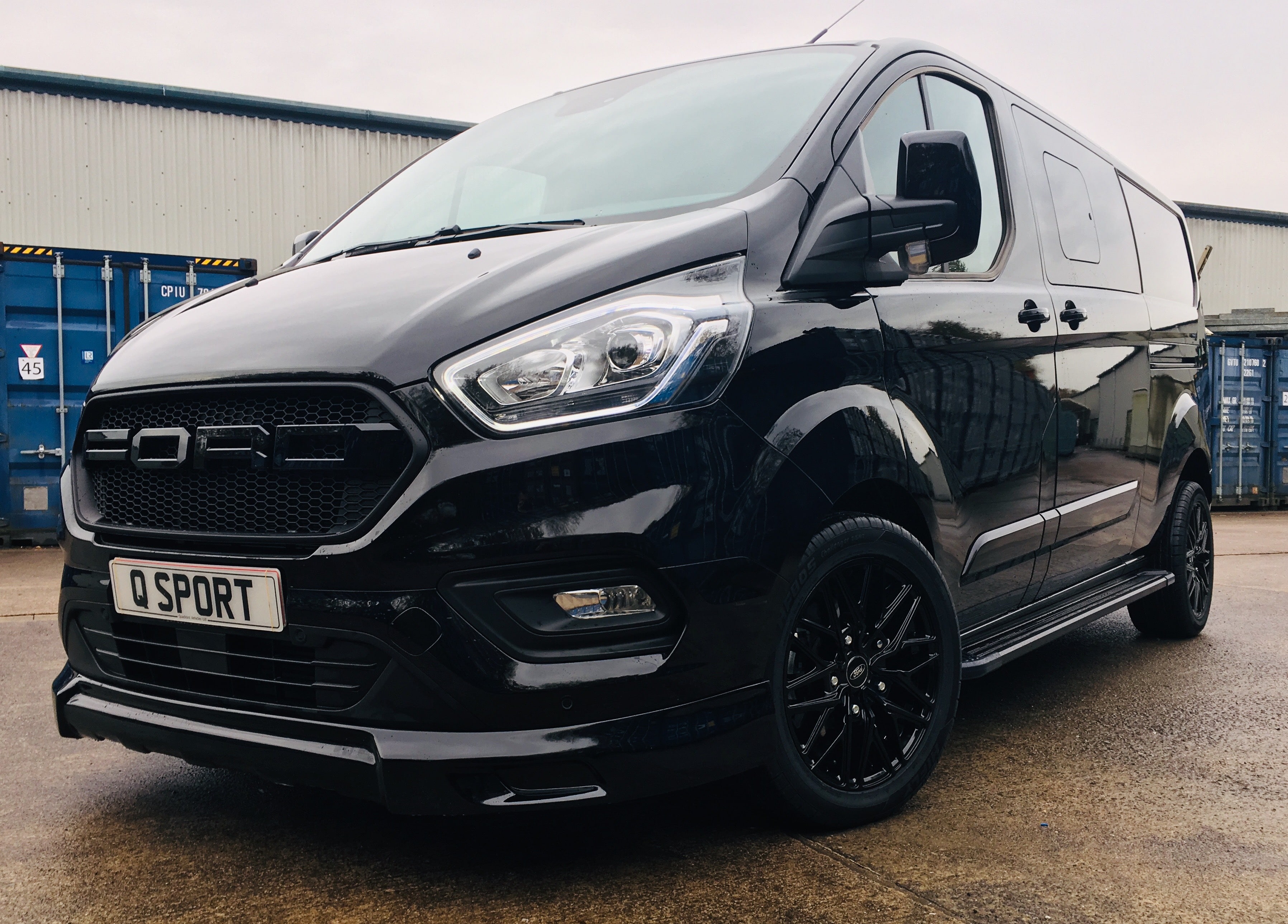 Ford-Transit-Custom-Q-Sport-with-Ford-Grille-Up-Close-Quadrant-Vehicles
