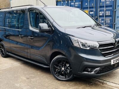 Renault-Trafic-Lwb-6-Seat-Crew-Cab-170ps-Auto-Q-Sport-Right-View-by-Quadrant-Vehicles