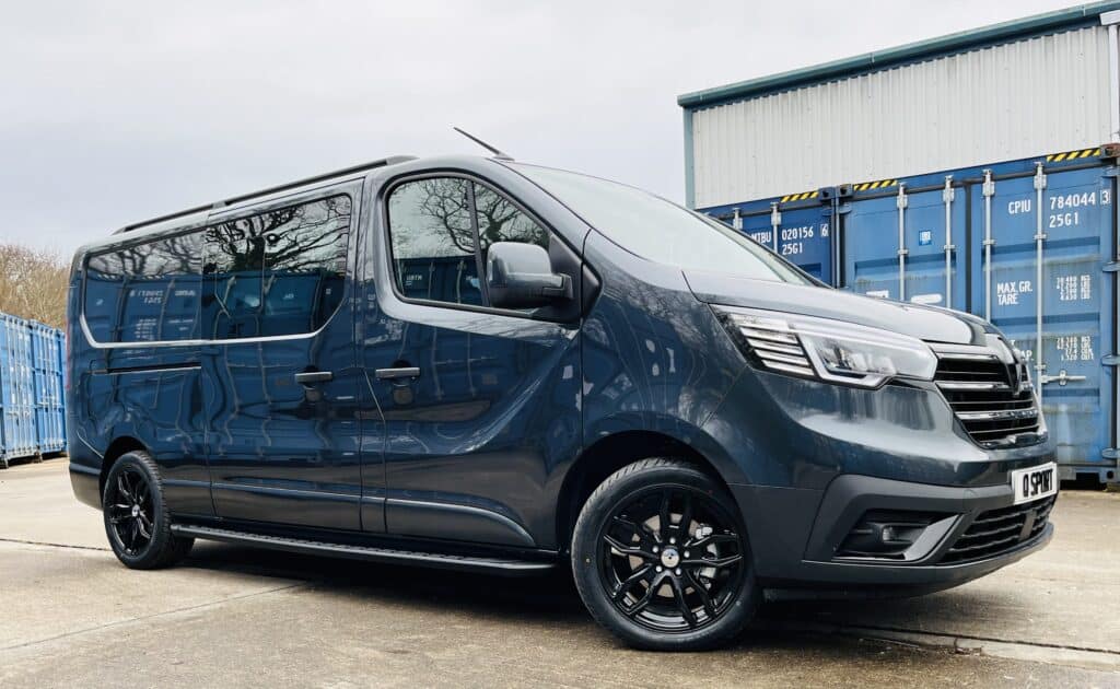 Renault-Trafic-Lwb-6-Seat-Crew-Cab-170ps-Auto-Q-Sport-Side-View-by-Quadrant-Vehicles